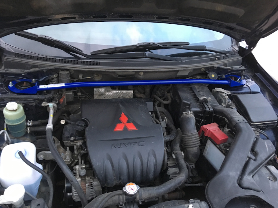 Растяжка передних стоек BLUE для Mitsubishi Lancer X (2007-2016)