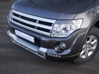 Накладка Broomer Design переднего бампера Mitsubishi Pajero IV 4 (2011-2015)