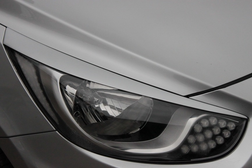 Крашеный комплект. Реснички на фары var №1 Hyundai Solaris (2010-2013) Цвет Серый SAE + УСТАНОВОЧНЫЙ КОМПЛЕКТ