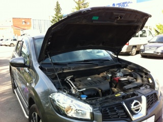 Упор капота Nissan Qashqai (2010-2014)