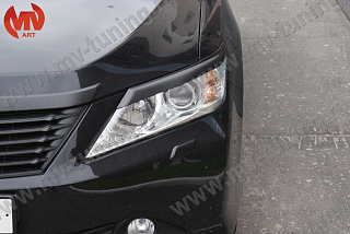 Крашеный комплект. Реснички на фары Toyota Camry V50 (2012-2014) Цвет Белый 040 + УСТАНОВОЧНЫЙ КОМПЛЕКТ