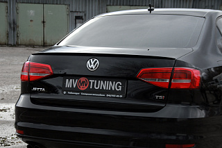 BLACKOUT EDITION. Лип спойлер крашенный Черный глянец VW Jetta VI (2010 - 2018) + УСТАНОВОЧНЫЙ КОМПЛЕКТ