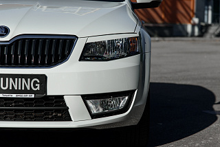 Крашеный комплект. Реснички на фары Skoda Octavia III A7 (2013-2016) Цвет Белый LC9A(0Q0Q) + УСТАНОВОЧНЫЙ КОМПЛЕКТ