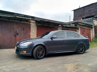 Пороги в стиле R-Line Skoda Octavia 2(II) Поколение FL (A5) + УСТАНОВОЧНЫЙ КОМПЛЕКТ
