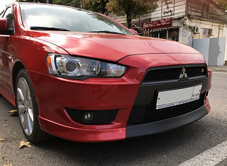 Средняя вставка между передними клыками широкая текстурный пластик Mitsubishi Lancer X (2007-2016)