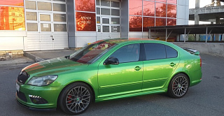 Пороги в стиле R-Line Skoda Octavia 2(II) Поколение FL (A5) + УСТАНОВОЧНЫЙ КОМПЛЕКТ