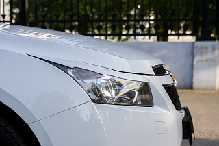 Крашеный комплект. Реснички на фары Chevrolet Cruze var №1 фигурные (2008-2014) Цвет Белый GAZ(40R)+ УСТАНОВОЧНЫЙ КОМПЛЕКТ