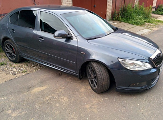 Пороги в стиле R-Line Skoda Octavia 2(II) Поколение FL (A5) + УСТАНОВОЧНЫЙ КОМПЛЕКТ