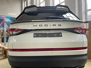 Ресничка между задних фонарей для Skoda Kodiaq (2016-2024) Черный глянец