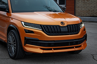 BLACKOUT EDITION. Канарды (накладки над птф) крашенные Черный глянец для Skoda Kodiaq (2016-2021)