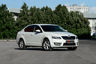 Крашеный комплект. Реснички на фары Skoda Octavia III A7 (2013-2016) Цвет Белый LC9A(0Q0Q) + УСТАНОВОЧНЫЙ КОМПЛЕКТ