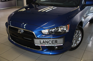 Рамка под номер на передний бампер Mitsubishi Lancer X текстурный пластик (2010-2016)