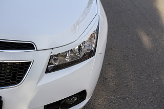 Крашеный комплект. Реснички на фары Chevrolet Cruze var №1 фигурные (2008-2014) Цвет Белый GAZ(40R)+ УСТАНОВОЧНЫЙ КОМПЛЕКТ
