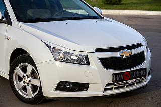 Крашеный комплект. Реснички на фары Chevrolet Cruze var №1 фигурные (2008-2014) Цвет Белый GAZ(40R)+ УСТАНОВОЧНЫЙ КОМПЛЕКТ
