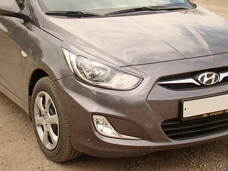 Крашеный комплект. Реснички на фары фигурные var №2 Hyundai Solaris (2010-2013) Цвет Серый SAE + УСТАНОВОЧНЫЙ КОМПЛЕКТ