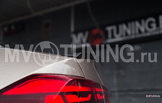 BLACKOUT EDITION. Лип спойлер крашенный Черный глянец для VW Polo Liftback 2020 - 2023 + УСТАНОВОЧНЫЙ КОМПЛЕКТ