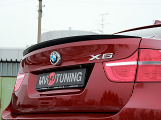 BLACKOUT EDITION. Спойлер крашенный Черный глянец BMW X6 E71 (2008-2014) + УСТАНОВОЧНЫЙ КОМПЛЕКТ