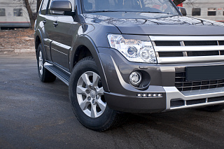 Накладка Broomer Design переднего бампера Mitsubishi Pajero IV 4 (2011-2015)