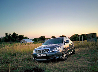 Пороги в стиле R-Line Skoda Octavia 2(II) Поколение FL (A5) + УСТАНОВОЧНЫЙ КОМПЛЕКТ