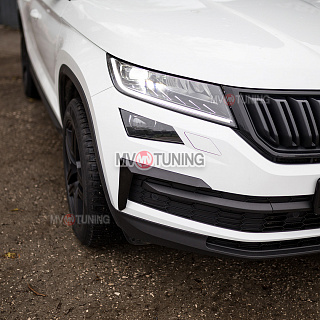 BLACKOUT EDITION. Канарды (накладки над птф) крашенные Черный глянец для Skoda Kodiaq (2016-2021)