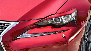 Крашенный комплект. Реснички на фары Lexus IS 3(III) (2013-2016) ЦВЕТ Красный 3R1 + УСТАНОВОЧНЫЙ КОМПЛЕКТ